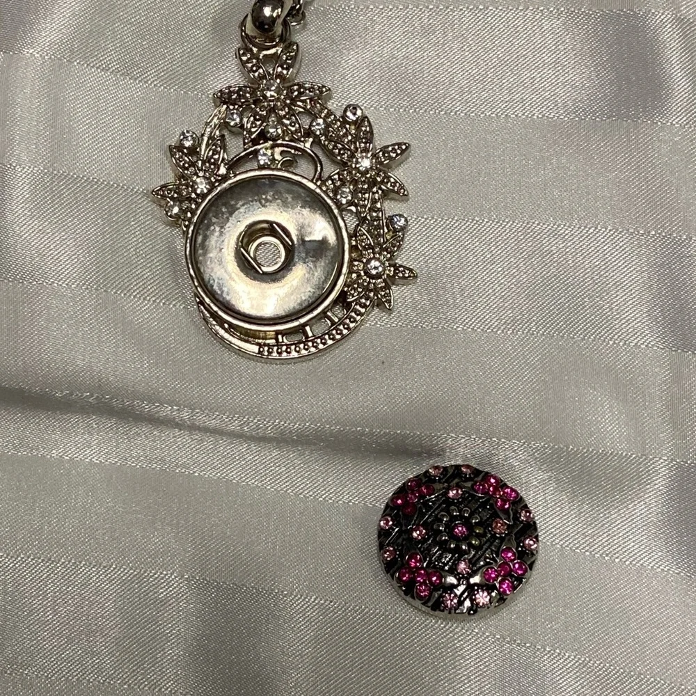 Snap Necklace of silver tone metal & clear stones on silver double linked chain - Picture 4 of 5